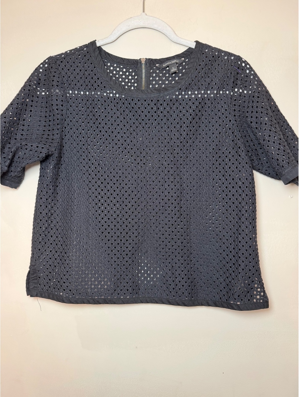 Banana Republic Women's Black Eyelet Short Sleeve Crop Top Size Small